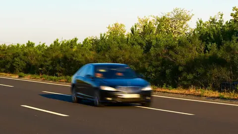 Un coche circulando a gran velocidad