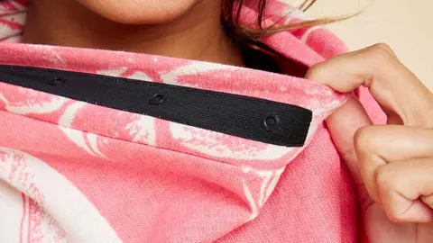 Decathlon vuelve a dar en la diana - el poncho para cambiarte el bikini mojado en la playa