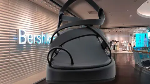 Es negra, c&oacute;moda y con mini plataforma - la nueva sandalia de Inditex que arrasa en Bershka