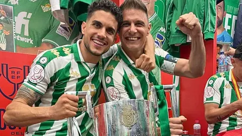 Marc Bartra y Joaqu&iacute;n celebran la Copa del Rey 2022-23