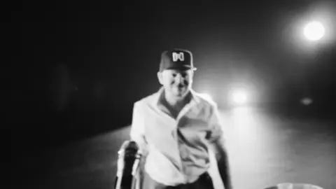 Shakira est&aacute; presente en el nuevo tema de Residente repleto de beef 'Bajo y Bater&iacute;a'