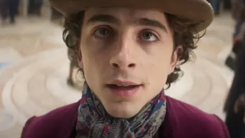 Todo lo que sabemos de 'Wonka' la esperada pel&iacute;cula que ya muestra sus primeras im&aacute;genes