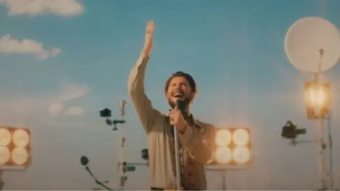 Manuel Carrasco le da un nuevo aire a su canci&oacute;n 'Hasta por la ma&ntilde;ana' de la mano de Morat