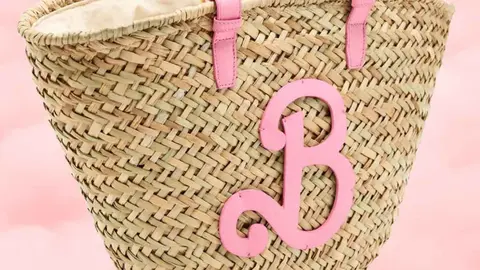 Bolso rafia de Barbie en Zara