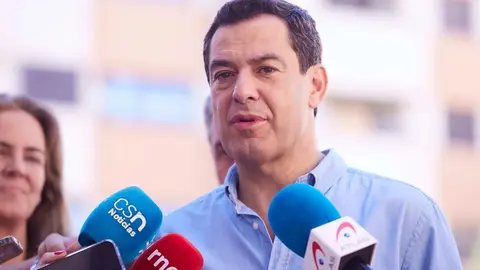 Juanma Moreno pide a los andaluces que hagan todo lo posible para reclamar el voto por correo