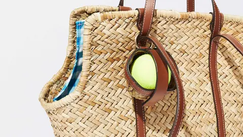 Parfois tiene un bolso de mimbre a la moda que es perfecto para viajar con tu perro