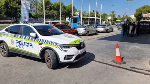 Un coche de la Polic&iacute;a Local en la gasolinera de la Avenida de la Universidad