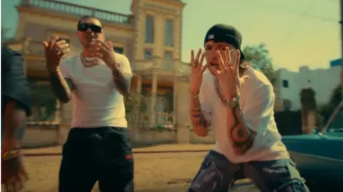 Quema: As&iacute; suena lo nuevo del artista del momento Peso Pluma junto al colombiano Ryan Castro