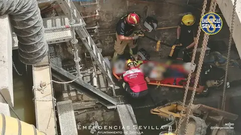 Accidente laboral en Sevilla. Un trabajador queda atrapado por un colector