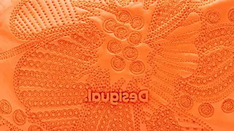Este bolso de Desigual en Amazon tiene descuentazo, pero solo en tres colores