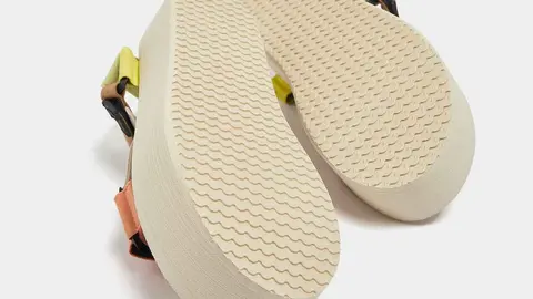 Pull&Bear lanza sus nuevas sandalias que suman altura y comodidad por menos de 13 euros