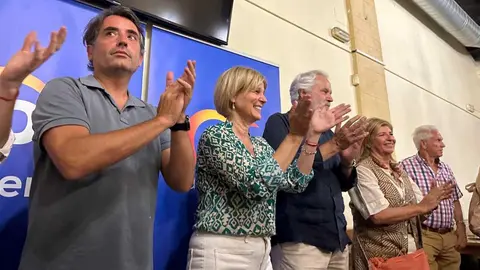 Mar&iacute;a Jos&eacute; Garc&iacute;a-Pelayo y miembros del PP celebran los resultados electorales del 23J