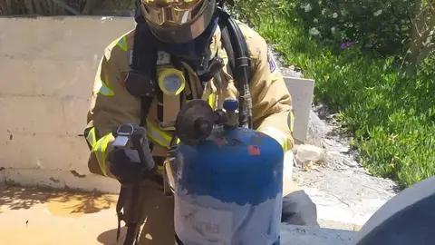 Explota un camping gas en una playa de Marbella. Estas son las consecuencias