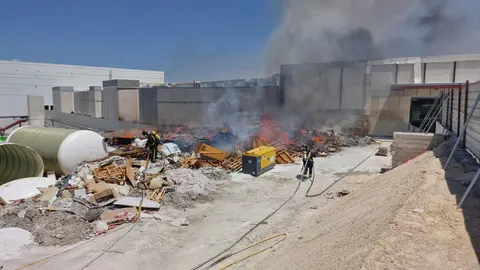 En llamas el centro comercial Ja&eacute;n Plaza. Estos son los motivos