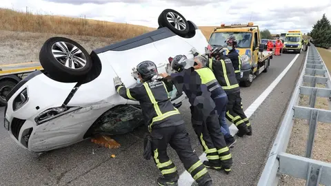 Vuelca un coche en plena carretera en Almonte (Huelva). Estas son las consecuencias