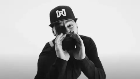 Residente es asesinado por Ricky Martin en su extravagante tema 'Quiero Ser Baladista'