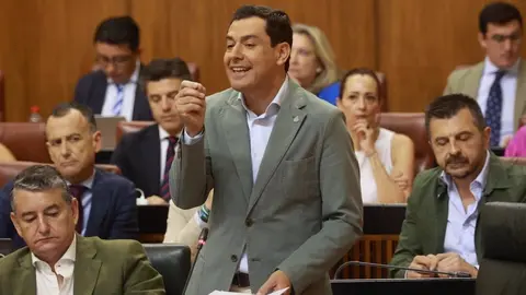 Juanma Moreno arremete contra Vox por sus errores de bulto en favor de Pedro S&aacute;nchez