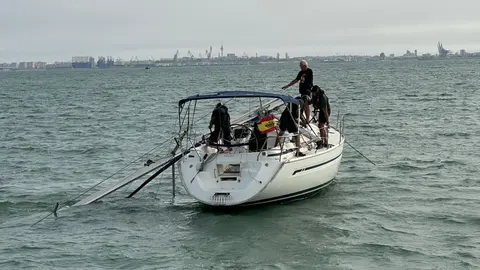 Un velero se queda sin m&aacute;stil en C&aacute;diz Este es el final de la historia