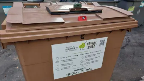 Contenedor marr&oacute;n