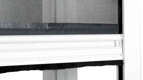 Leroy Merlin arrasa con una mosquitera que puedes colocar en cualquier puerta como un estor
