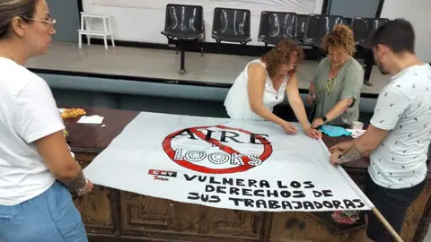 Trabajadoras de Aire by Looks realizando una pancarta