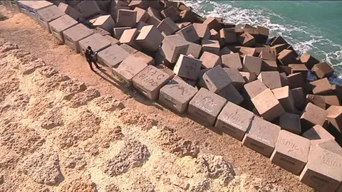 C&aacute;diz mira por su patrimonio. Obras de reparaci&oacute;n de la muralla del paseo del Vendaval