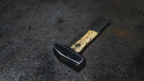 Agresi&oacute;n en Granada. As&iacute; golpean a un hombre con un martillo en la cabeza