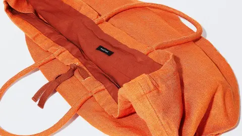 Parfois arrasa con su bolso shopper que puedes personalizar a tu gusto y es f&aacute;cil de combinar