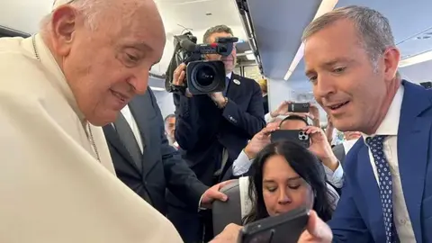El Papa Francisco bendice una fotograf&iacute;a de Mer