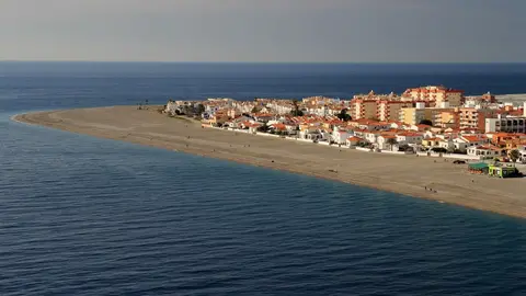 Una mujer y 2 ni&ntilde;as, a la deriva en una tabla de surf en Motril (Granada)