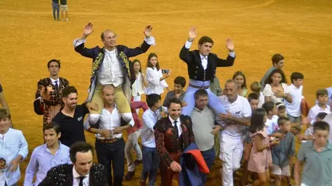 Ribeiro y Hermoso a hombros | Foto: Marciano Bre&ntilde;a