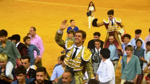 El Juli y Crespo a hombros | Foto: Marciano Bre&ntilde;a