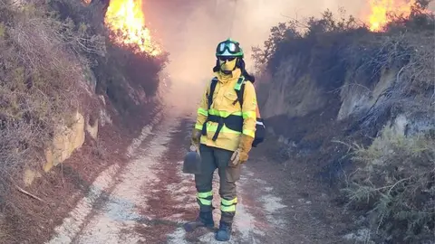 Miembro de la BRICA en el incendio de Bonares