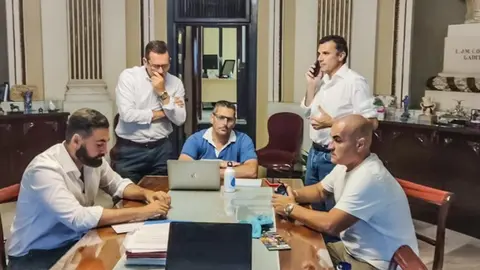 Bruno Garc&iacute;a atiende y pregunta a los ciudadanos de C&aacute;diz en directo durante el corte de luz