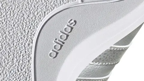 Adidas acaba stock de su versi&oacute;n de sus zapatillas 'bestseller' fusionada con la tendencia plata