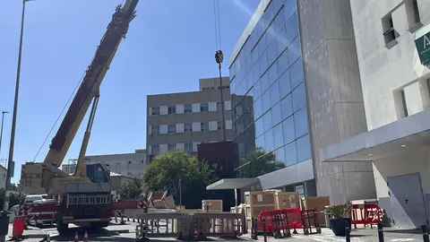 Llegada del acelerador lineal de electrones al Hospital de Jerez