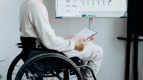 La Junta de Andaluc&iacute;a destina 1.760 millones de euros a personas dependientes