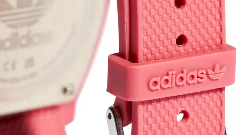 Casualidad, son casi iguales: Adidas y Skechers recuperan el reloj de la infancia de los 90 y 2000