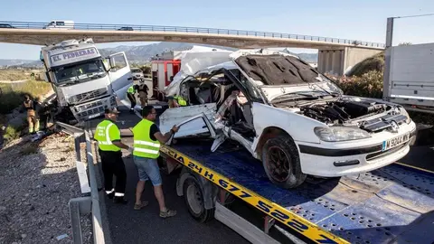 Fallece una mujer tras colisionar su veh&iacute;culo contra un cami&oacute;n en M&aacute;laga (1)