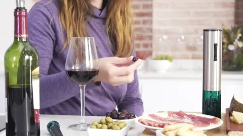 El invento de Cecotec en Amazon que jubilar&aacute; a tu viejo sacacorchos: abre botellas en 8 segundos