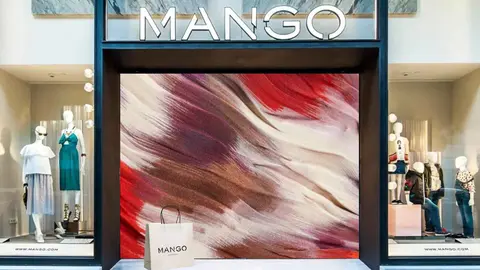 El nuevo conjunto de Mango de blusa y falda que van de lujo con este bolso, sandalia y pendientes