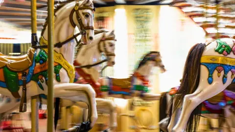 Un menor sale despedido de una atracci&oacute;n durante la Feria de Trebujena