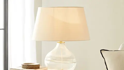 L&aacute;mpara con base de cristal ahumado de Zara Home