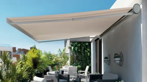Protege tu terraza de las altas temperaturas gracias al toldo rebajado de Leroy Merlin