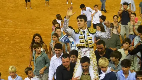 V&iacute;ctor Barroso a hombros | Foto: Marciano Bre&ntilde;a