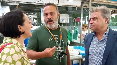 &Aacute;ngel Le&oacute;n en la Plaza de Abastos