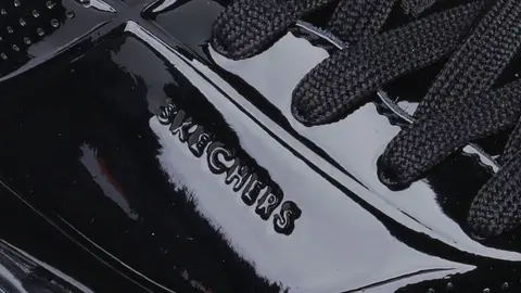 Skechers reinventa el zapato de charol de toda la vida y lo convierte en zapatilla de deporte