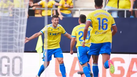 Los jugadores del C&aacute;diz CF celebran el gol de la victoria contra el Deportivo Alav&eacute;s | Salvador L&oacute;pez Medina para El MIRA