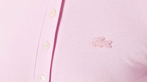Minimalismo y elegancia: este es el vestido polera de Lacoste que ya es el m&aacute;s vendido en Amazon