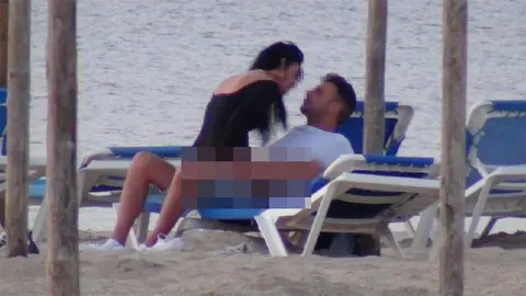 Una pareja en plena tarde en una playa de M&aacute;laga